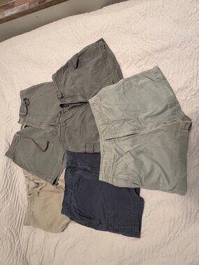 American Eagle Outfitter Cargo Karts (4) & Old Navy Khaki (1)